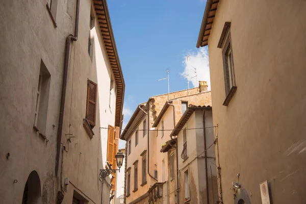 Lumina Soarelui Între Clădirile Din Orvieto Suburbia Romei Italia — Fotografie de stoc gratuită