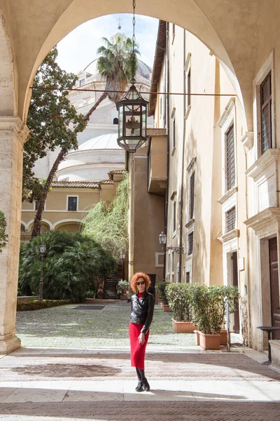 Mulher Andando Roma Itália — Fotos gratuitas