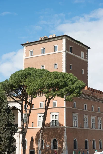 Utsikt Över Vacker Byggnad Med Fönster Rom Italien — Gratis stockfoto