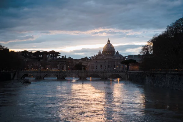 Uitzicht Peters Basiliek Gebouwen Rome Italië Avonds — Gratis stockfoto