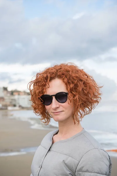 Beautiful Young Woman Black Dress Seashore Cloudy Day Anzio Italy — 무료 스톡 포토