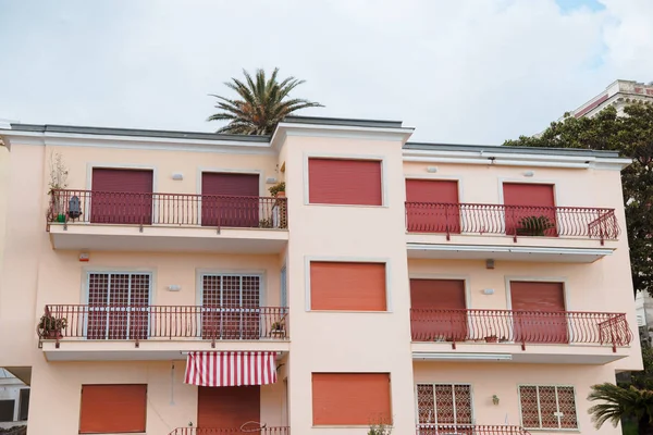 Fassade Eines Alten Europäischen Gebäudes Anzio Italien — kostenloses Stockfoto