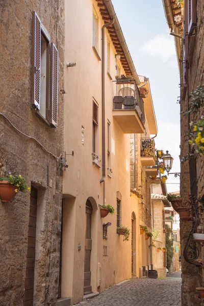 Lumina Soarelui Între Clădirile Din Orvieto Suburbia Romei Italia — Fotografie de stoc gratuită