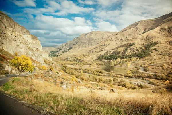 Vue Panoramique Sur Les Montagnes Paysage Avec Ciel Dramatique — Photo gratuite