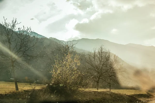 Malowniczy Widok Krajobraz Gór Dramatycznym Niebem — Darmowe zdjęcie stockowe