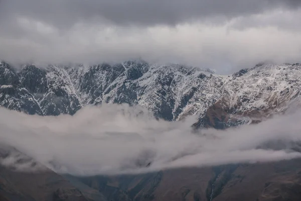 Schöne Aussicht Auf Die Berggipfel Und Wolken — kostenloses Stockfoto