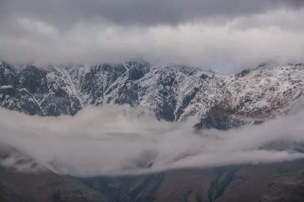 Hermosa Vista Los Picos Montaña Nubes — Foto de stock gratis