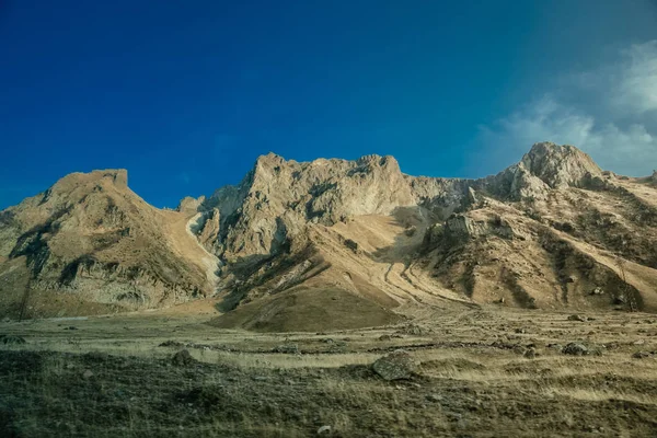 Vue Panoramique Sur Les Montagnes Paysage Avec Ciel Dramatique — Photo gratuite