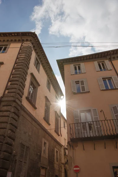 Luz Sol Entre Edifícios Orvieto Subúrbio Roma Italia — Fotografia de Stock Grátis
