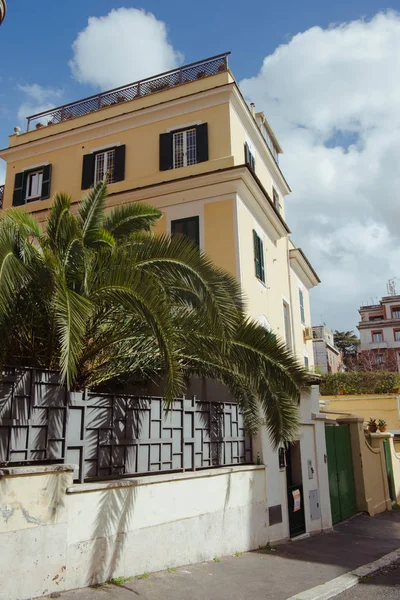 Vista Belo Edifício Com Janelas Roma Itália — Fotografia de Stock Grátis