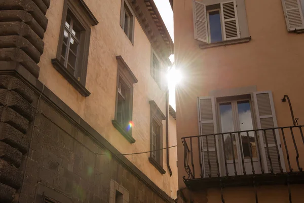 Luz Sol Entre Edifícios Orvieto Subúrbio Roma Italia — Fotografia de Stock Grátis