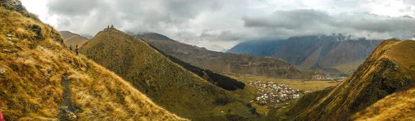 Schöne Aussicht Auf Die Berggipfel Und Wolken — kostenloses Stockfoto