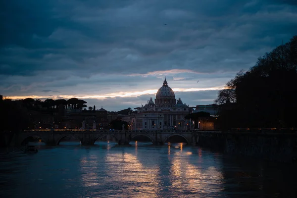 Kilátás Nyílik Szent Péter Bazilika Épületek Rómában Olaszország Este — ingyenes stock fotók