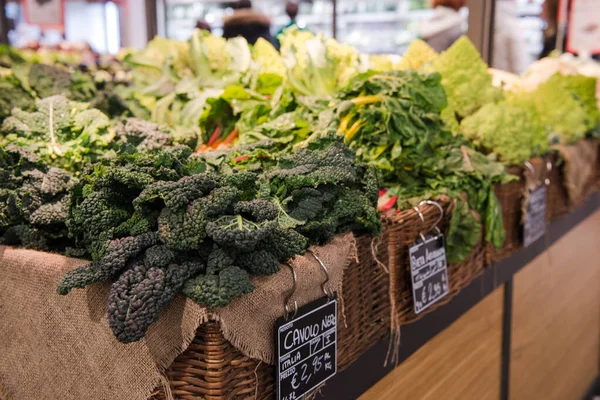 Primer Plano Venta Verduras Frescas Mercado Agricultores Roma Italia — Foto de stock gratis