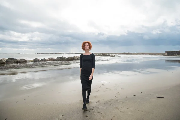 Schöne Junge Frau Schwarzem Kleid Strand Bewölkten Tagen Anzio Italien — kostenloses Stockfoto