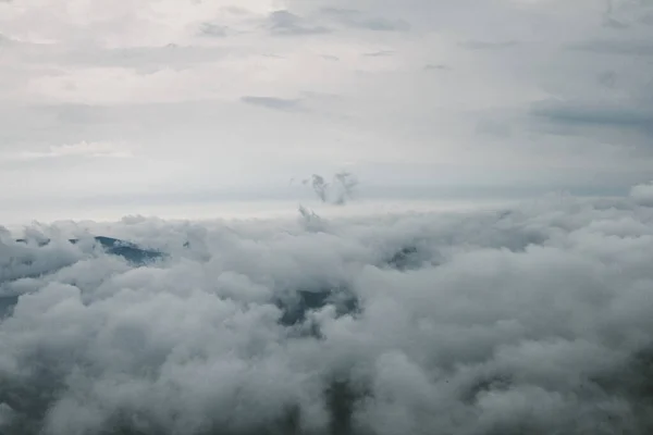 Χνουδωτά Σύννεφα Πάνω Από Βουνά — Δωρεάν Φωτογραφία