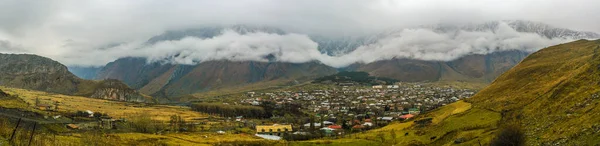 Bela Vista Dos Picos Montanha Nuvens — Fotografia de Stock Grátis