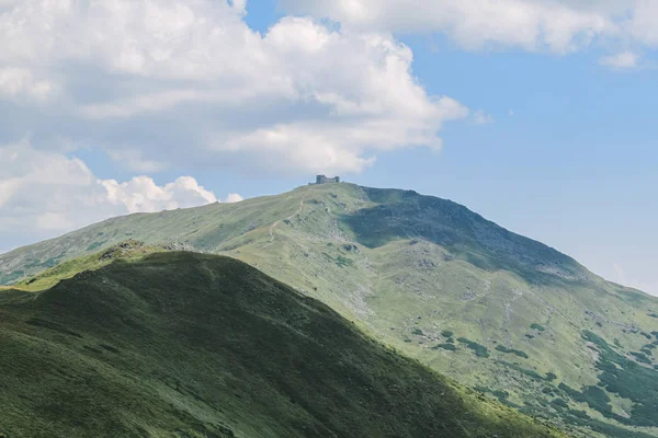 Schöne Aussicht Auf Die Berggipfel Und Wolken — kostenloses Stockfoto