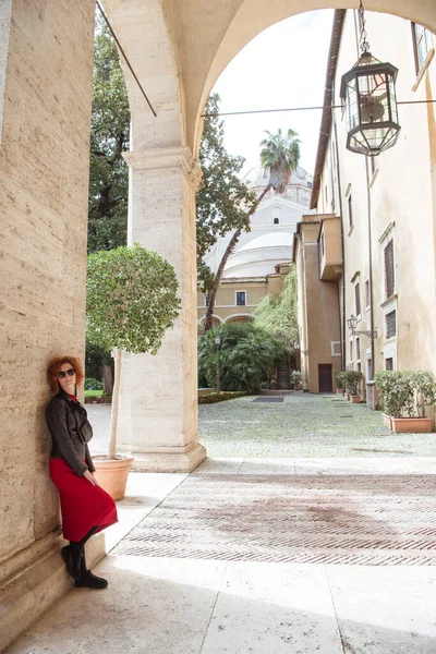 Mulher Andando Roma Itália — Fotografia de Stock Grátis