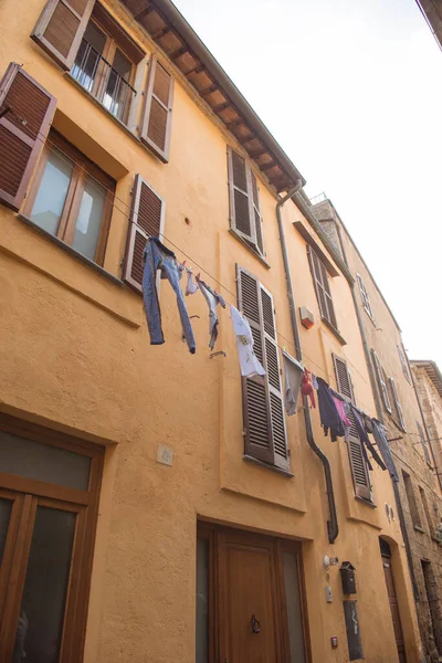 Séchage Des Vêtements Extérieur Bâtiment Orvieto Banlieue Rome Italie — Photo gratuite