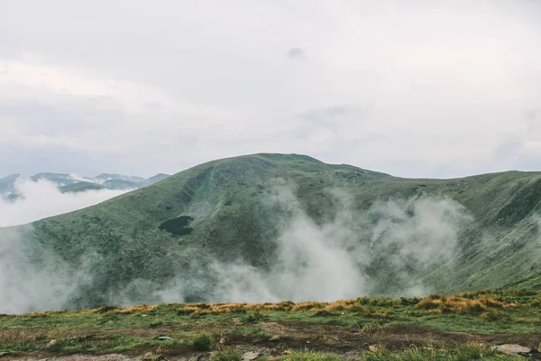 Hermosa Vista Los Picos Montaña Nubes — Foto de stock gratis