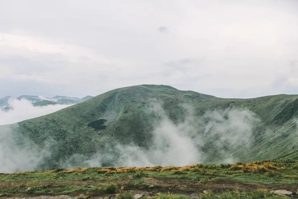 Beautiful View Mountain Peaks Clouds — Free Stock Photo