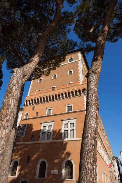 Spodní Pohled Oranžové Budovy Modrá Obloha Římě Itálie — Stock fotografie zdarma