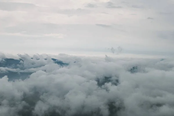 Pluizige Wolken Boven Bergen — Gratis stockfoto