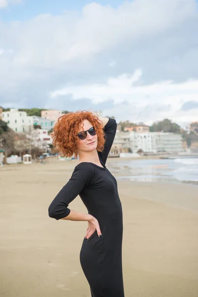 Bela Jovem Mulher Vestido Preto Praia Dia Nublado Anzio Itália — Fotos gratuitas