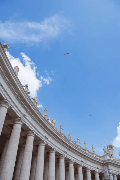 在意大利梵蒂冈蓝天上的圣彼得斯广场上的雕像的底部视图 — 免费的图库照片