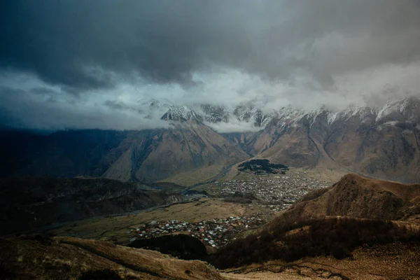 Vedere Frumoasă Vârfurile Muntelui Nori — Fotografie de stoc gratuită