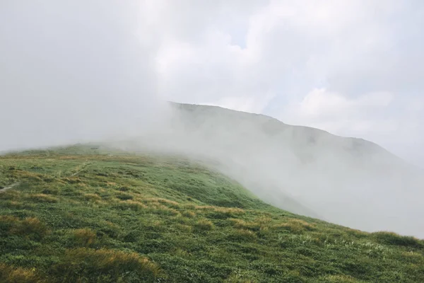 山顶和云彩的美丽景色 — 免费的图库照片