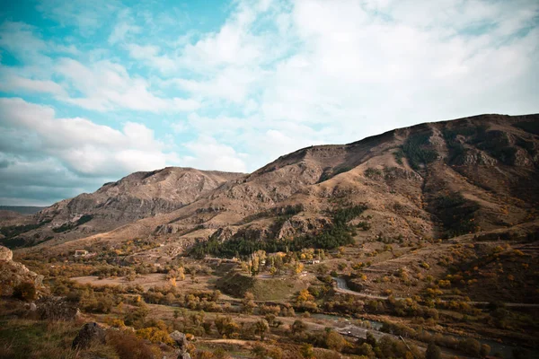 Vue Panoramique Sur Les Montagnes Paysage Avec Ciel Dramatique — Photo gratuite