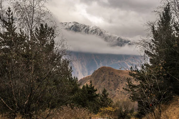 Bella Vista Sulle Cime Delle Montagne Nuvole — Foto stock gratuita