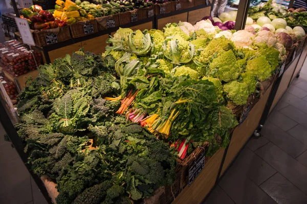 Foto Close Sayuran Segar Yang Dijual Pasar Petani Roma Italia — Foto Stok Gratis
