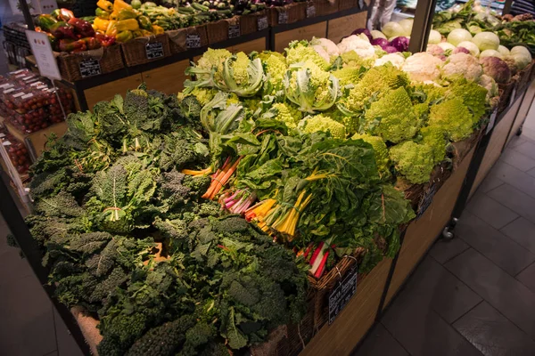 Primo Piano Delle Verdure Fresche Vendute Sul Mercato Agricolo Roma — Foto stock gratuita