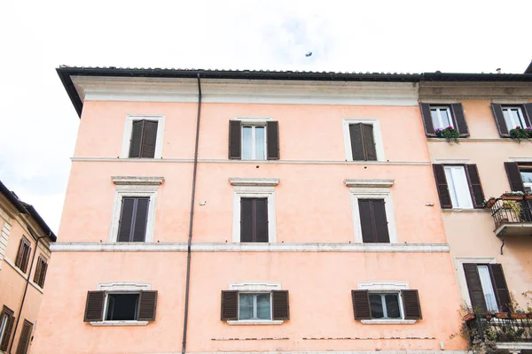 Vista Del Hermoso Edificio Con Ventanas Roma Italia — Foto de stock gratis