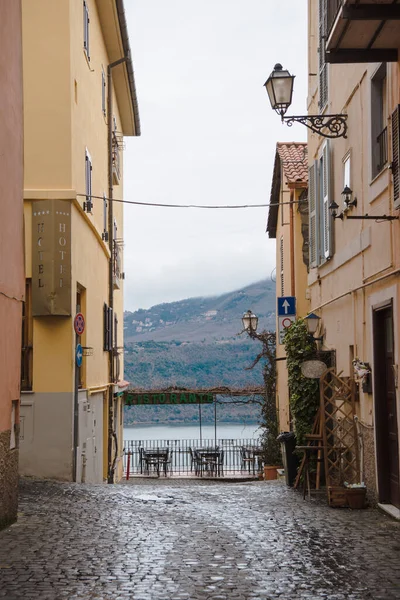 イタリア ローマ郊外 カステル ガンドルフォの建物が付いている通りを絞り込む  — 無料ストックフォト