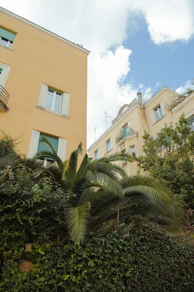 Vista Belo Edifício Com Janelas Roma Itália — Fotos gratuitas