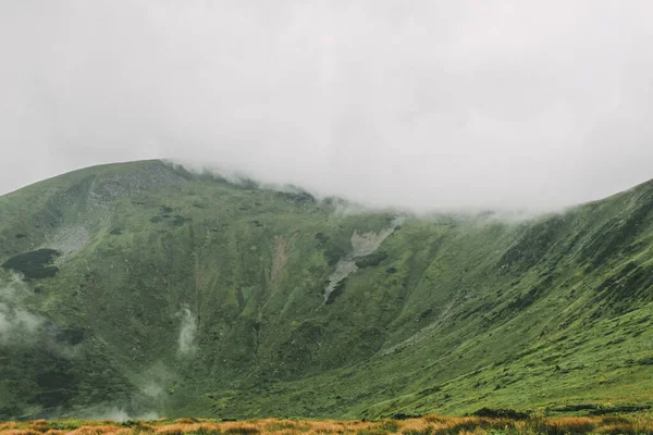 Пушистые Облака Над Горами — Бесплатное стоковое фото
