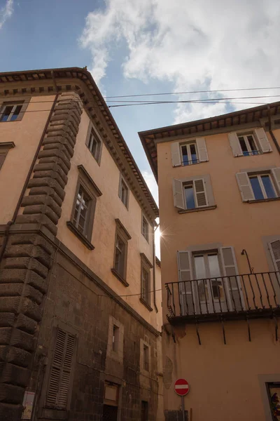 Zonlicht Tussen Gebouwen Orvieto Rome Buitenwijk Italië — Gratis stockfoto