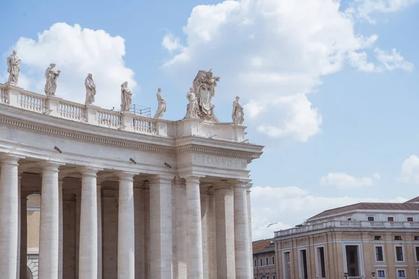 Undersidan Statyer Peters Torg Blå Himmel Vatikanen Italien — Gratis stockfoto