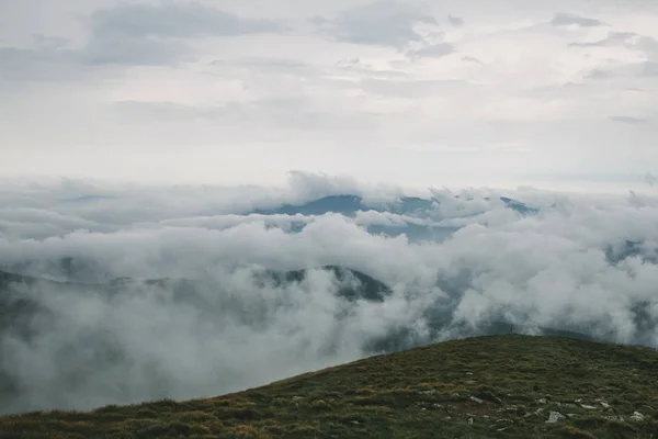 Bela Vista Dos Picos Montanha Nuvens — Fotografia de Stock Grátis