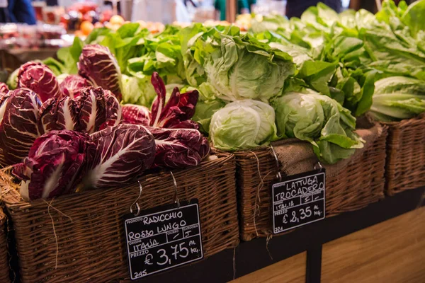 Foto Close Sayuran Segar Yang Dijual Pasar Petani Roma Italia — Foto Stok Gratis