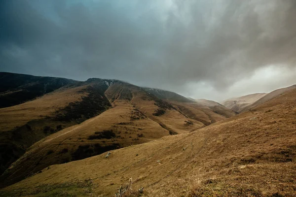 Hermosa Vista Los Picos Montaña Nubes — Foto de stock gratis