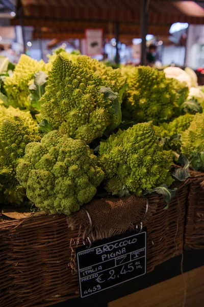 Primer Plano Venta Verduras Frescas Mercado Agricultores Roma Italia — Foto de stock gratis