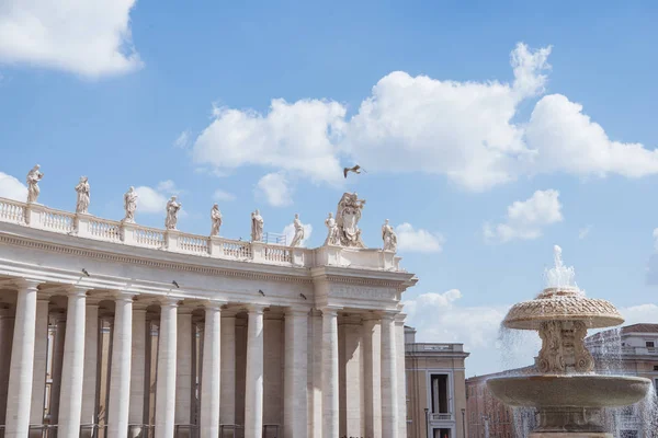 Vista Inferior Las Estatuas Plaza San Pedro Cielo Azul Vaticano — Foto de stock gratuita