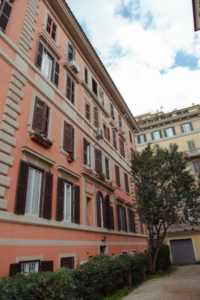 Blick Auf Schöne Gebäude Mit Fenstern Rom Italien — kostenloses Stockfoto
