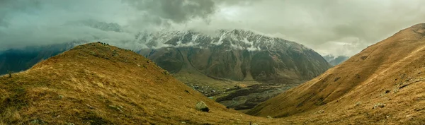 Piękny Widok Szczyty Górskie Chmury — Darmowe zdjęcie stockowe