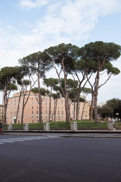 Beautiful Trees Building Rome Italy — Free Stock Photo